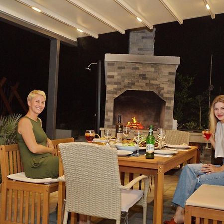 Villa Sara With Sea View And Private Heated Pool 오미스 외부 사진