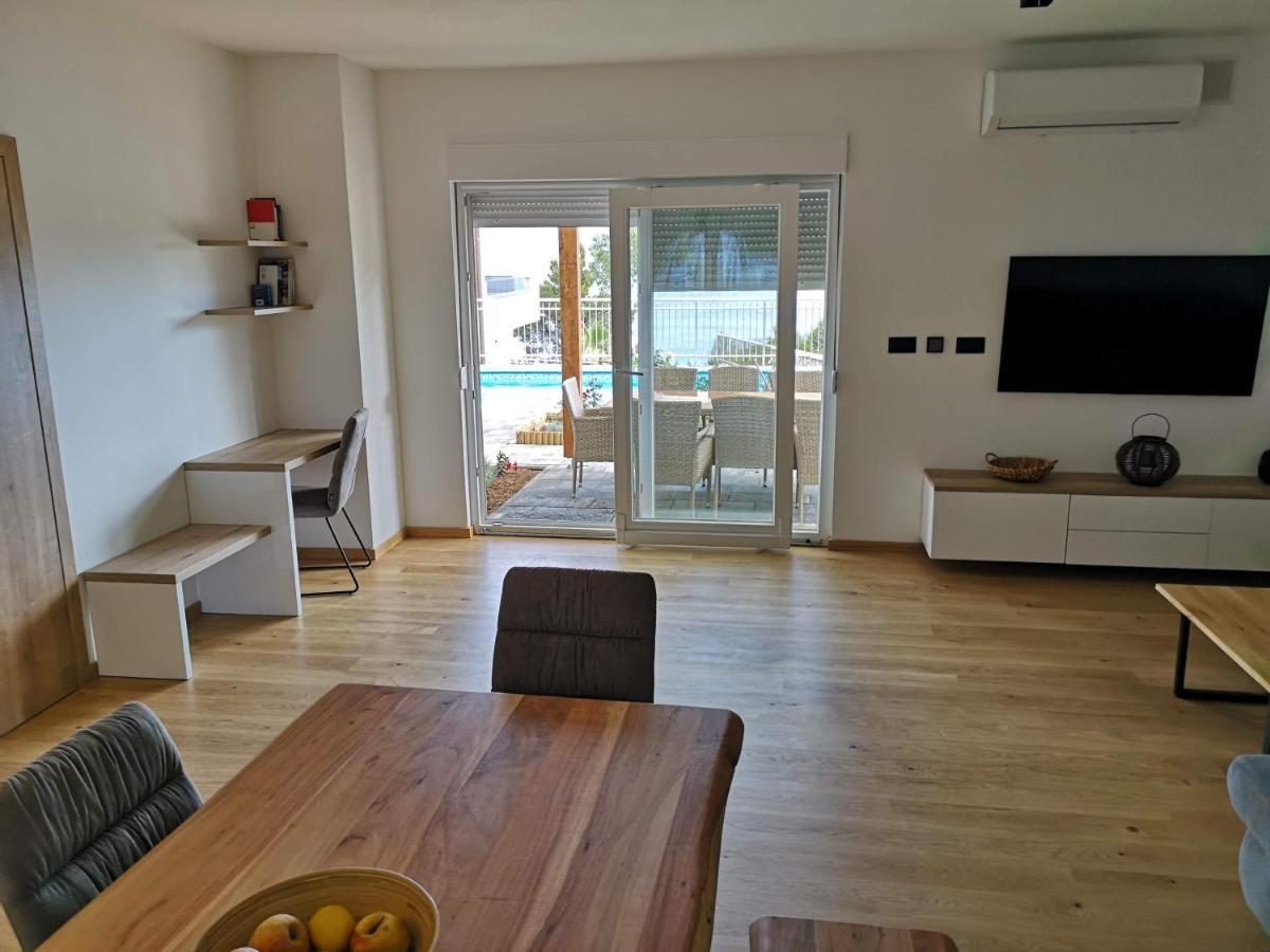 Villa Sara With Sea View And Private Heated Pool 오미스 외부 사진