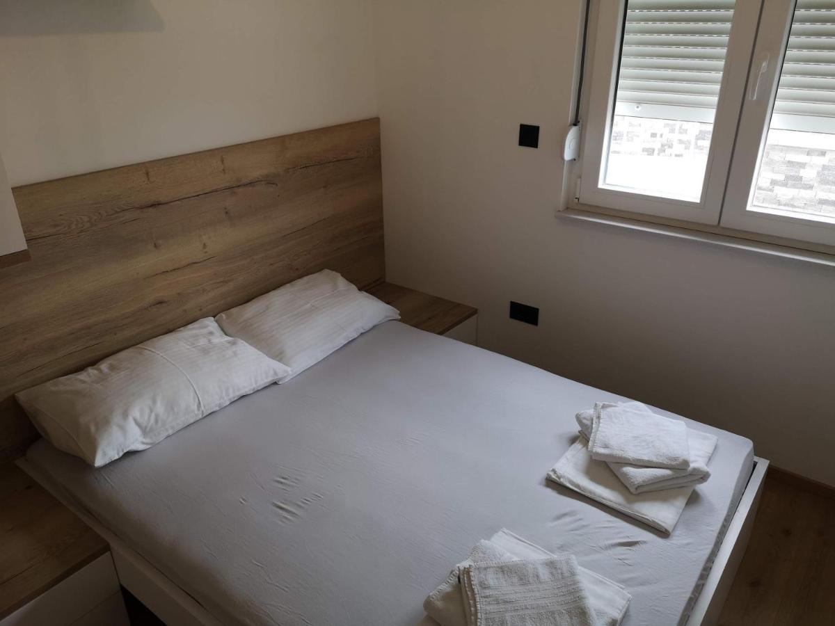 Villa Sara With Sea View And Private Heated Pool 오미스 외부 사진
