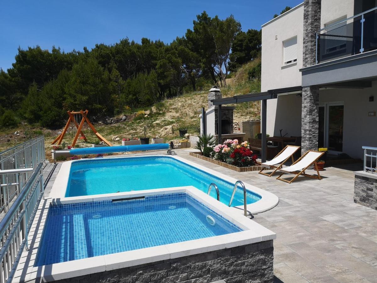 Villa Sara With Sea View And Private Heated Pool 오미스 외부 사진