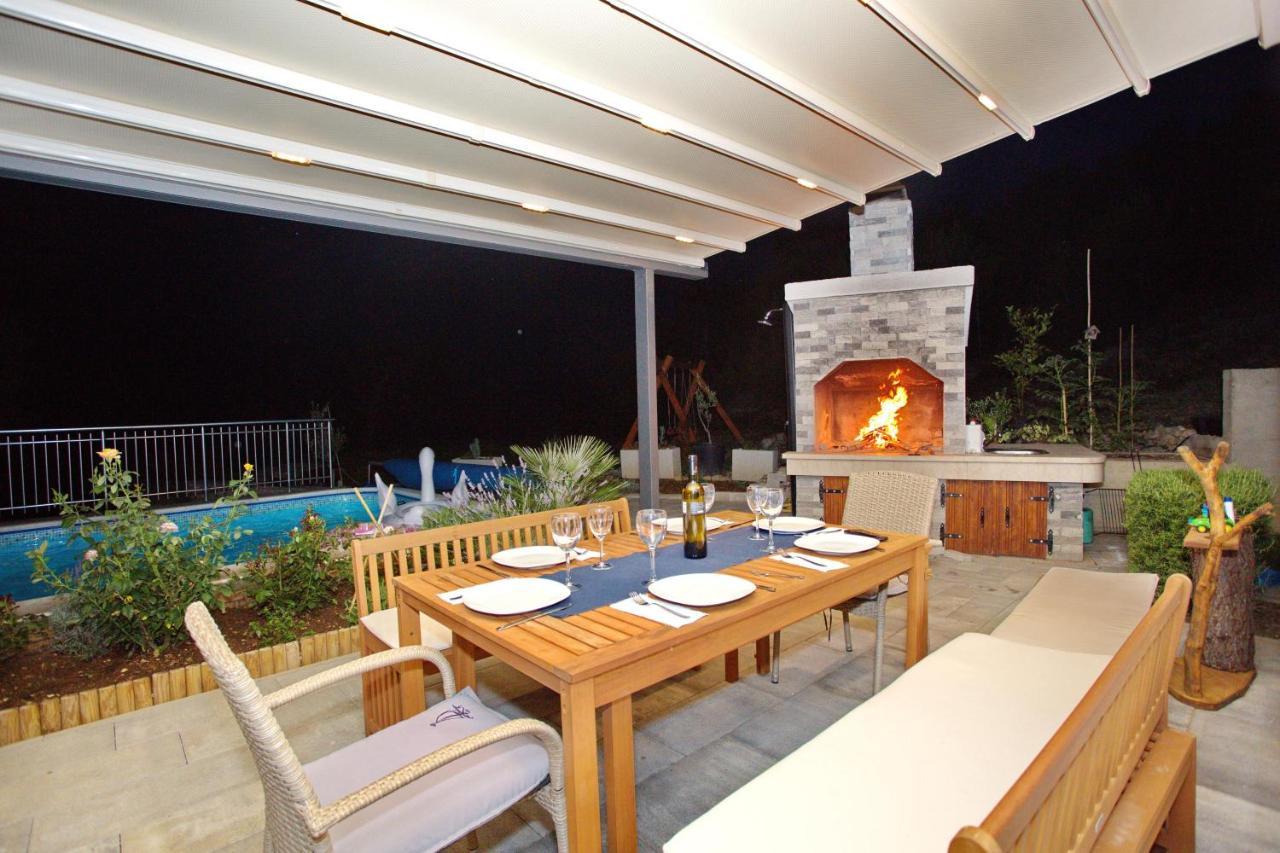 Villa Sara With Sea View And Private Heated Pool 오미스 외부 사진