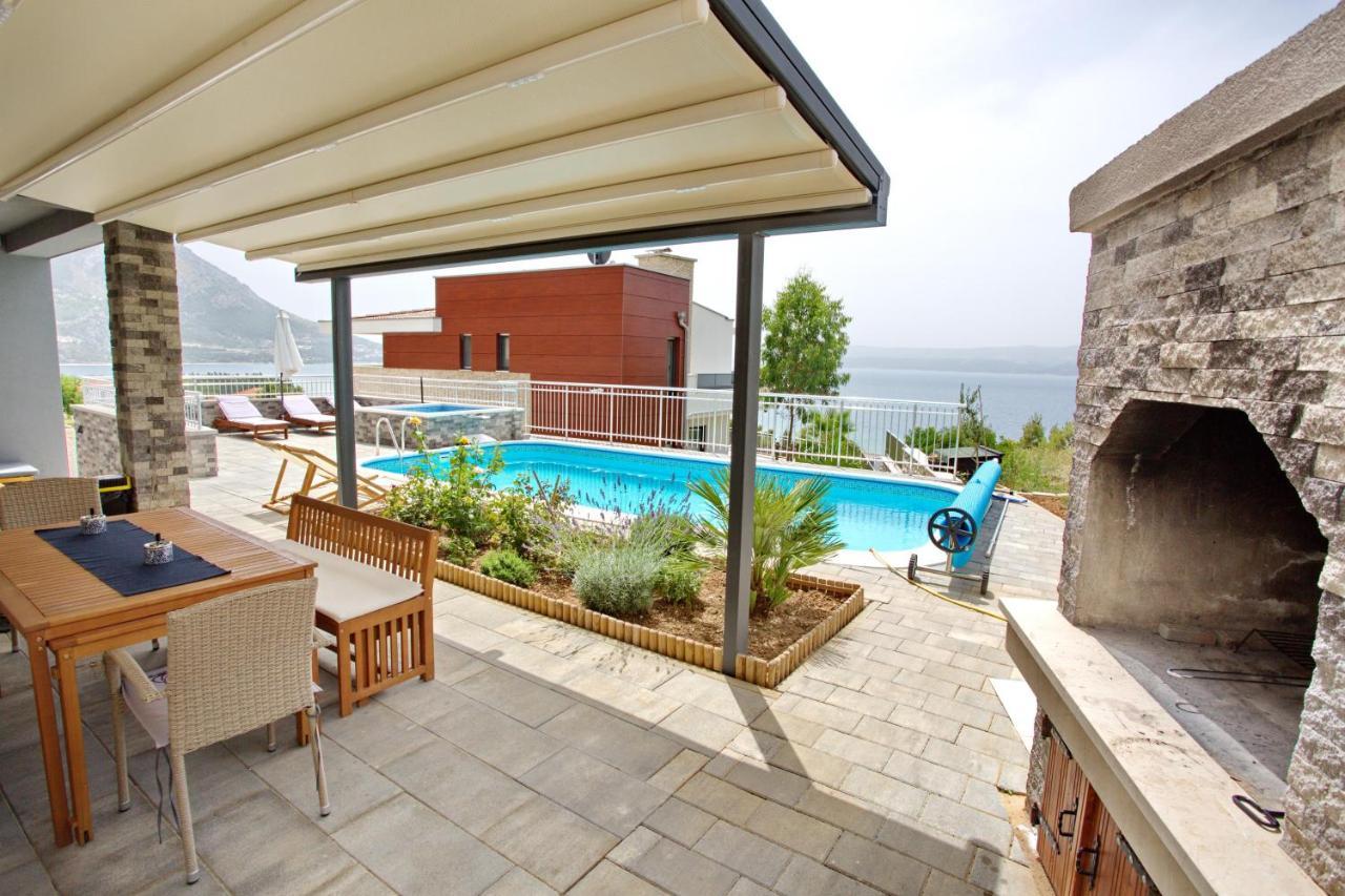 Villa Sara With Sea View And Private Heated Pool 오미스 외부 사진