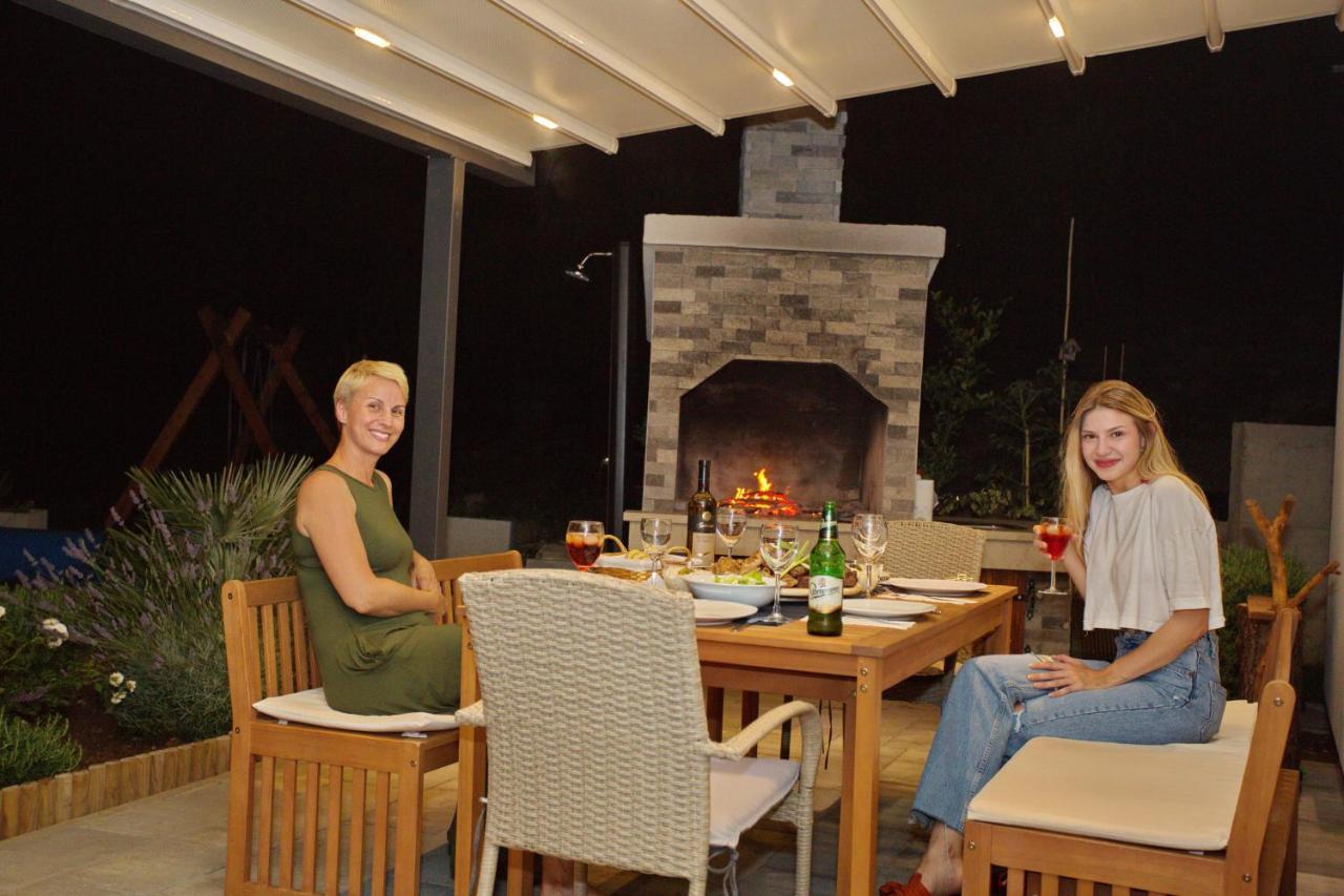 Villa Sara With Sea View And Private Heated Pool 오미스 외부 사진