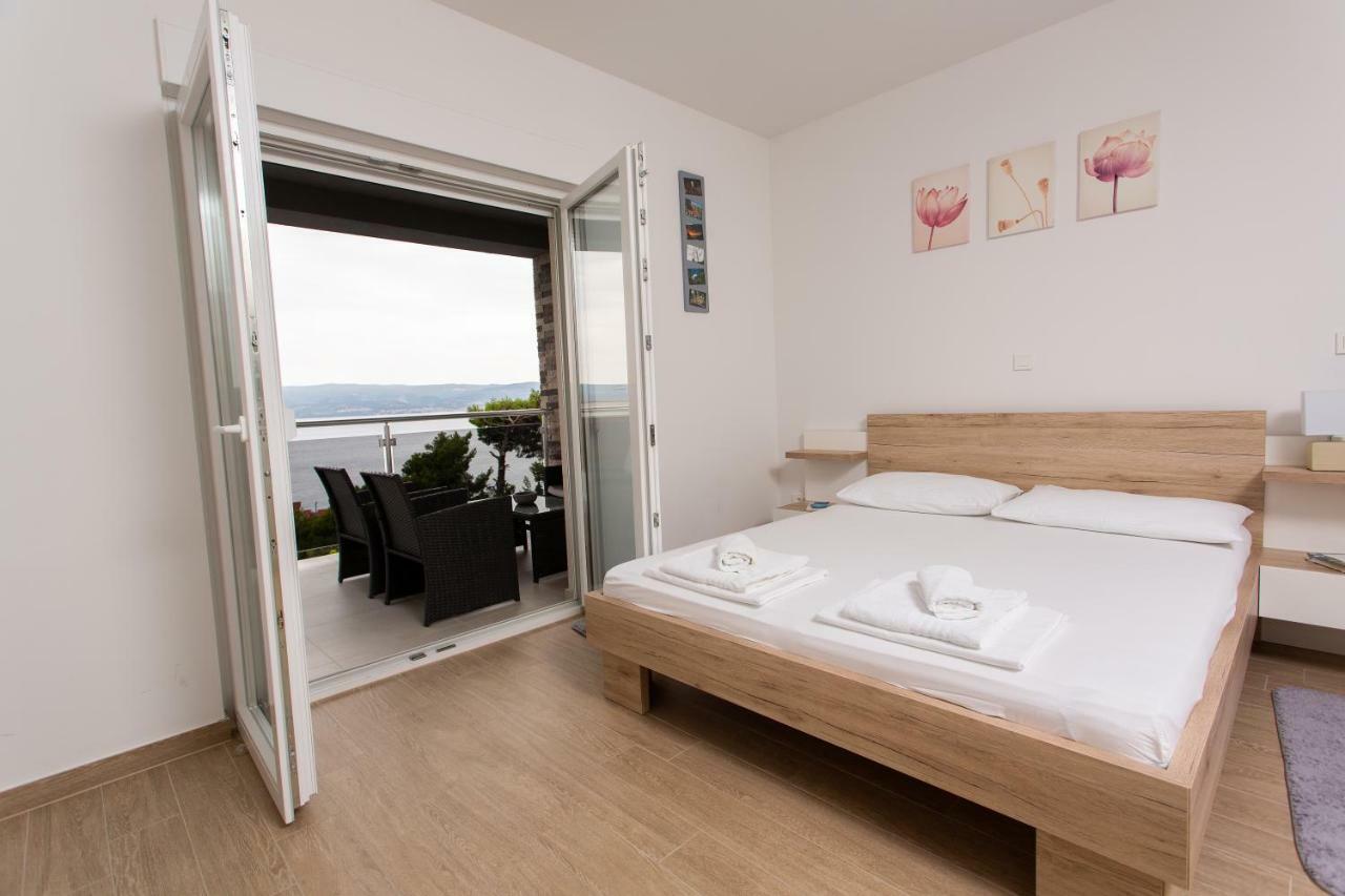 Villa Sara With Sea View And Private Heated Pool 오미스 외부 사진