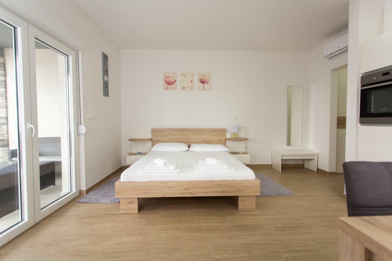 Villa Sara With Sea View And Private Heated Pool 오미스 외부 사진