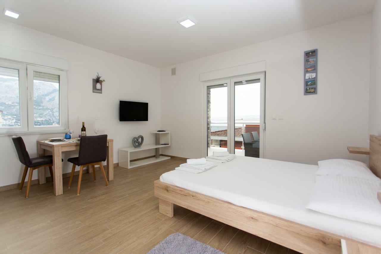 Villa Sara With Sea View And Private Heated Pool 오미스 외부 사진