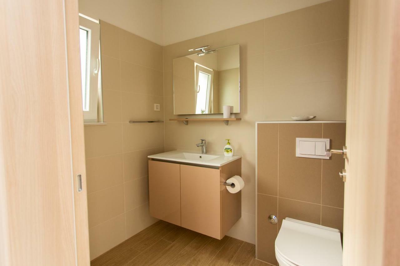 Villa Sara With Sea View And Private Heated Pool 오미스 외부 사진
